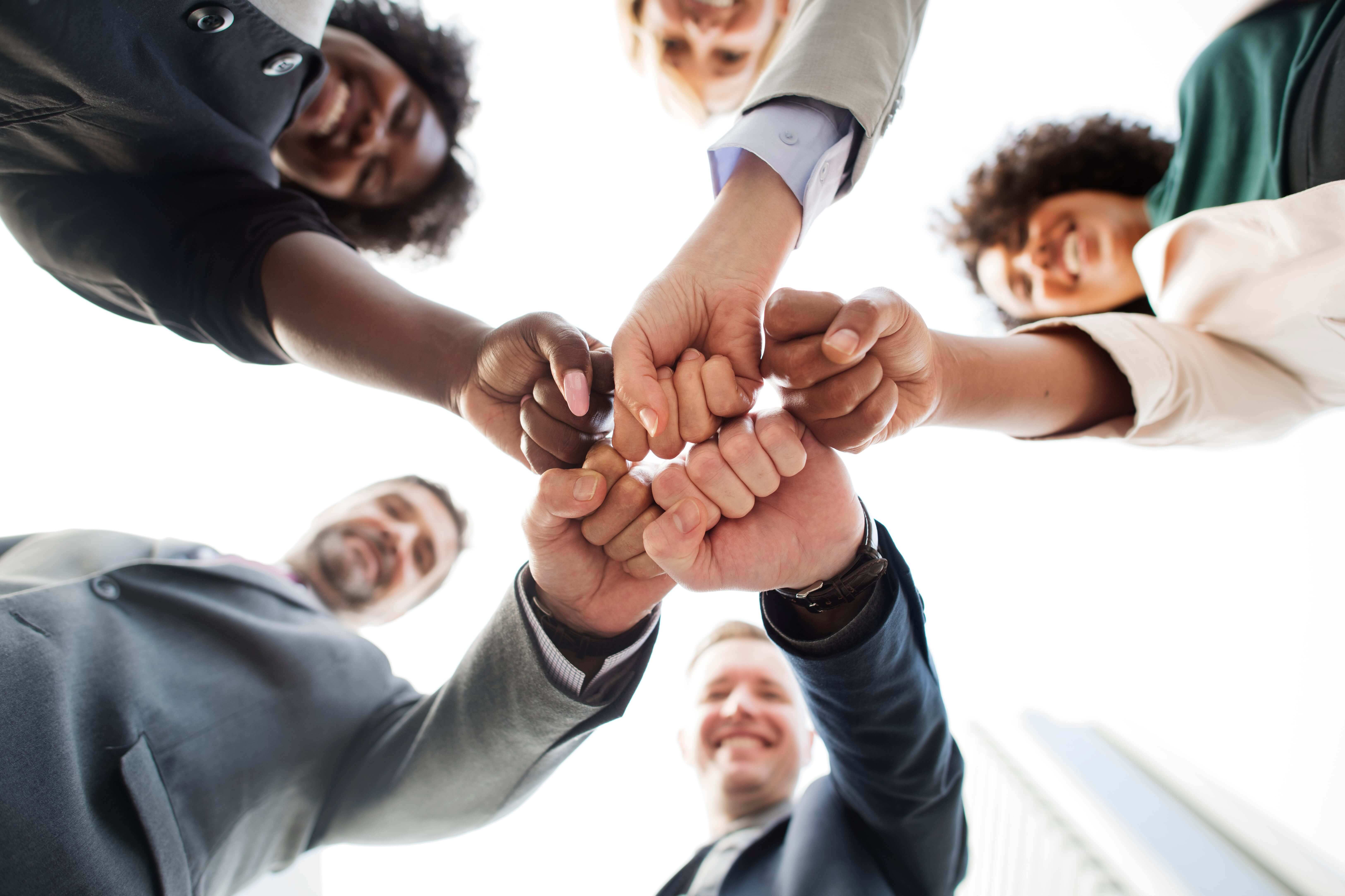 Karriere bei all-forming: Teammitglieder ballen die F&auml;uste zusammen als Zeichen f&uuml;r Zusammenhalt, Teamwork und gemeinsame Erfolge.