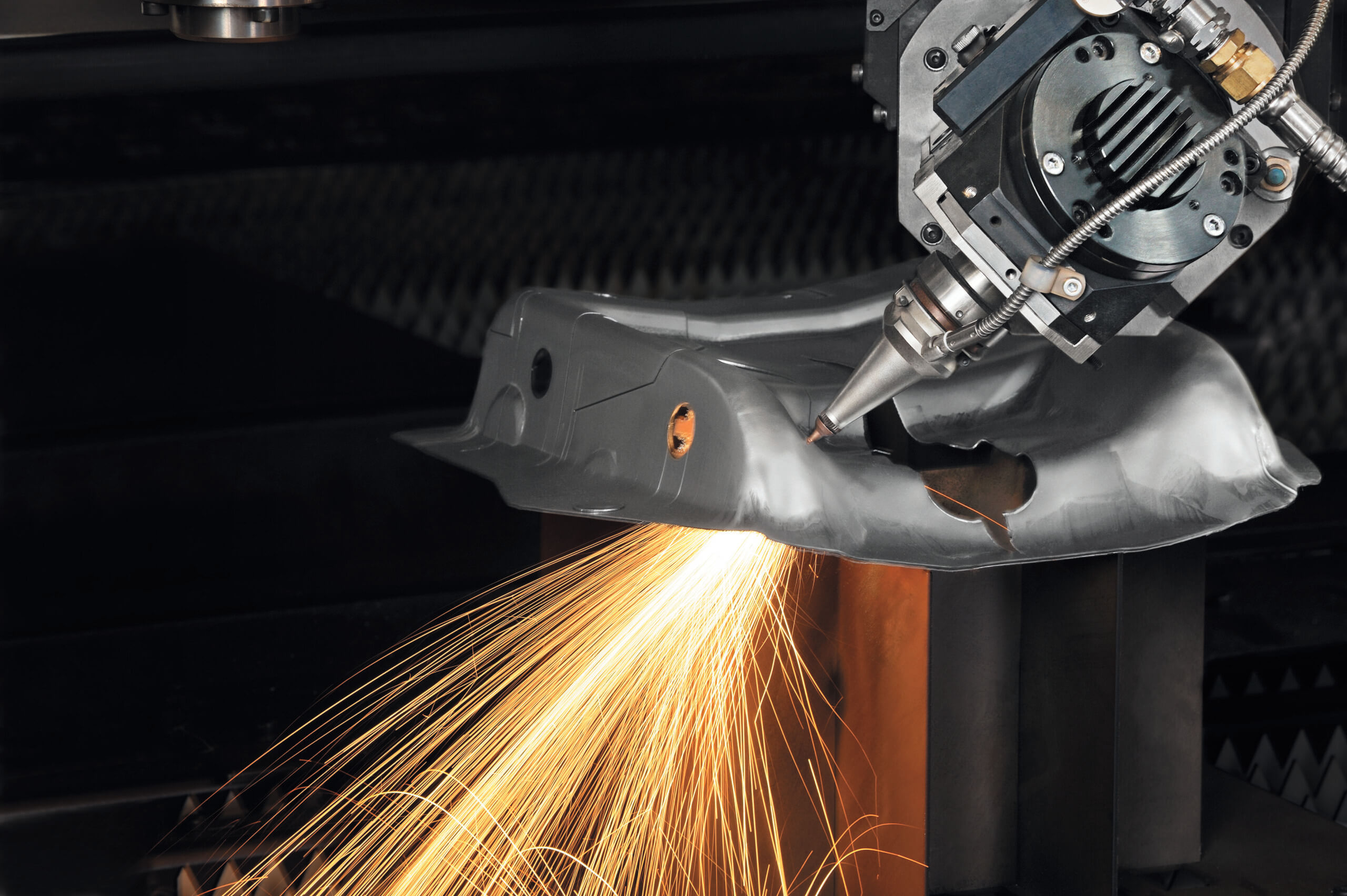 all-forming Blechbearbeitung: Präzise 3D-Laserbearbeitung und Beschneidung eines umgeformten Blechbauteils in der industriellen Fertigung.