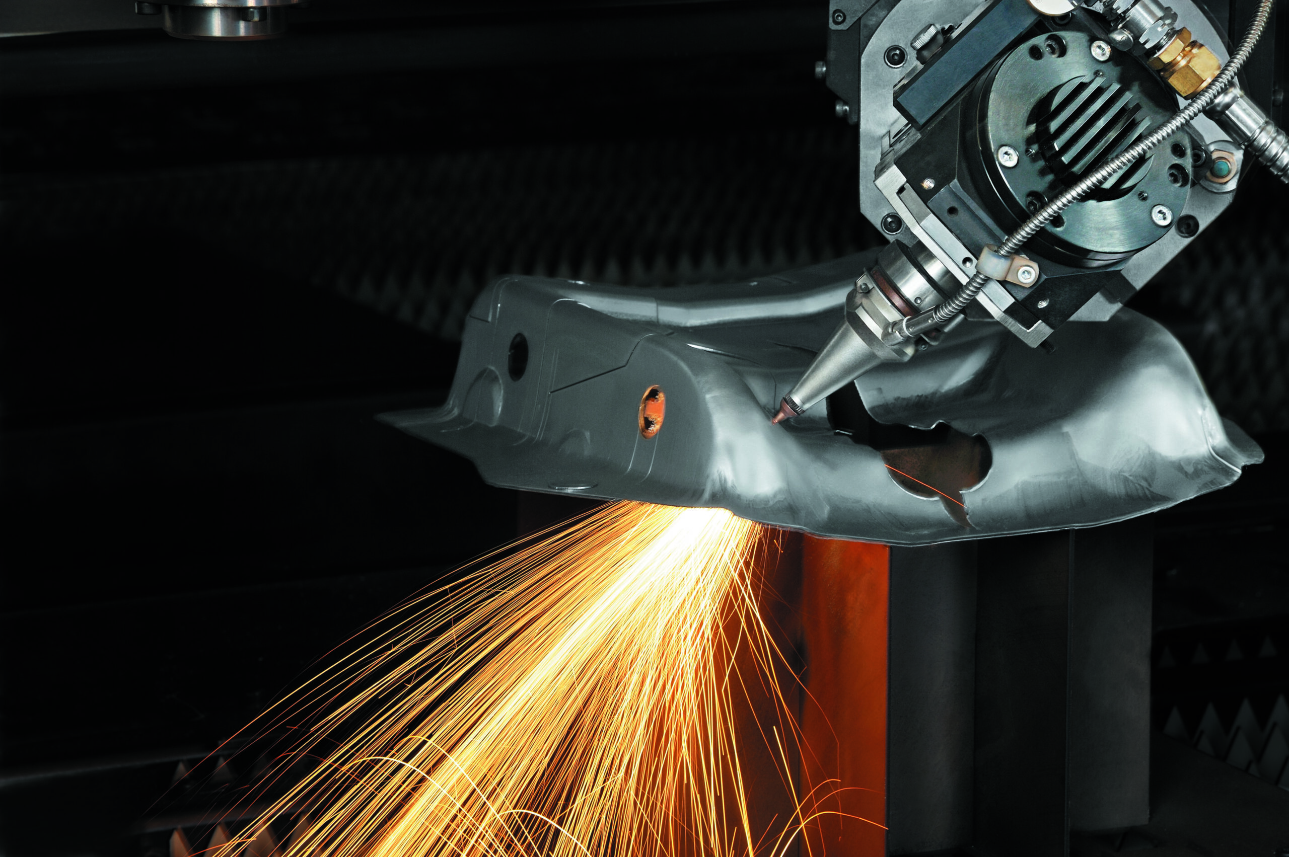 all-forming Blechbearbeitung: Pr&auml;zise 3D-Laserbearbeitung und Beschneidung eines umgeformten Blechbauteils in der industriellen Fertigung.