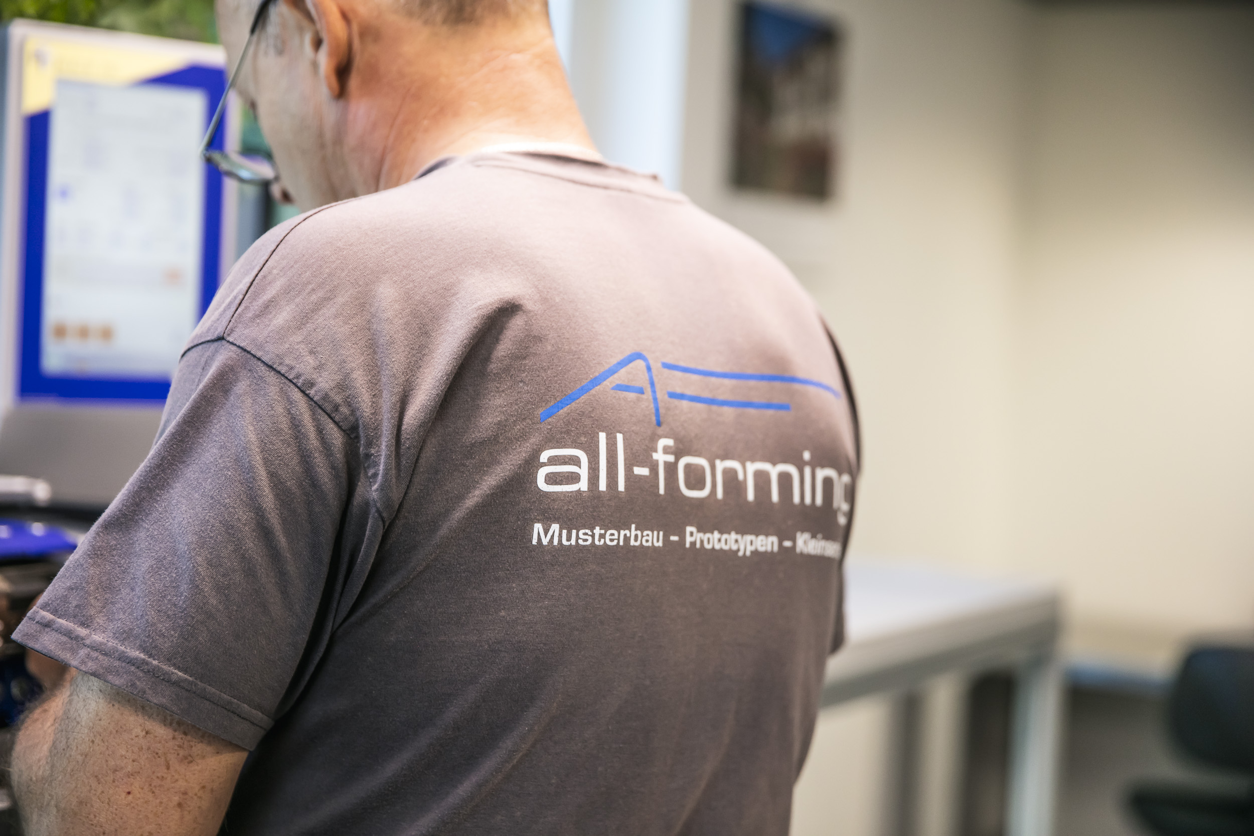 CNC-Bearbeitung bei all-forming: Facharbeiter fertigt ein pr&auml;zises Entwicklungsmuster aus Blech an der CNC-Maschine.