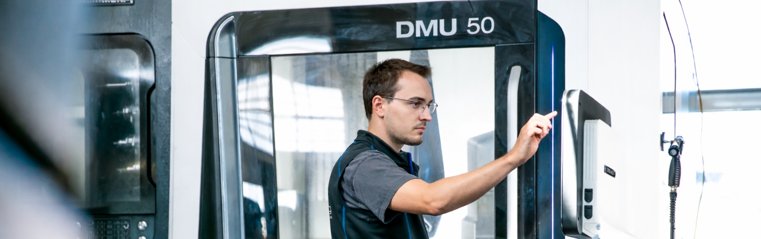 CNC-Fräser an moderner Fräsmaschine bei der Fertigung individueller Blechteile für Prototypen, Entwicklungsmuster und Kleinserien in der Metallverarbeitung bei all-forming.